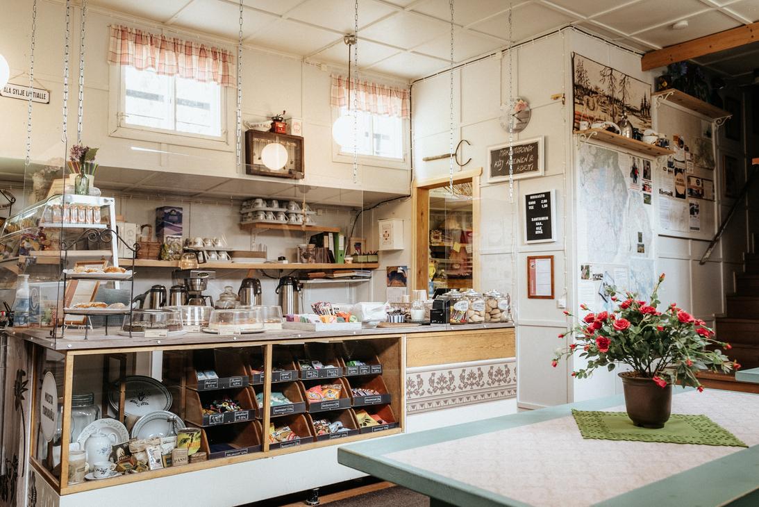 M&ouml;hk&ouml;n Manta kahvilan sis&auml;tiloja