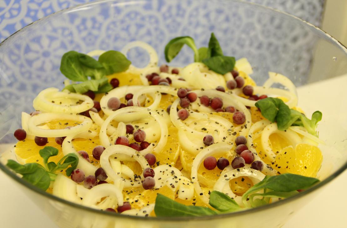 Appelsiinisalaatti on raikas lisuke noutopöydässämme.