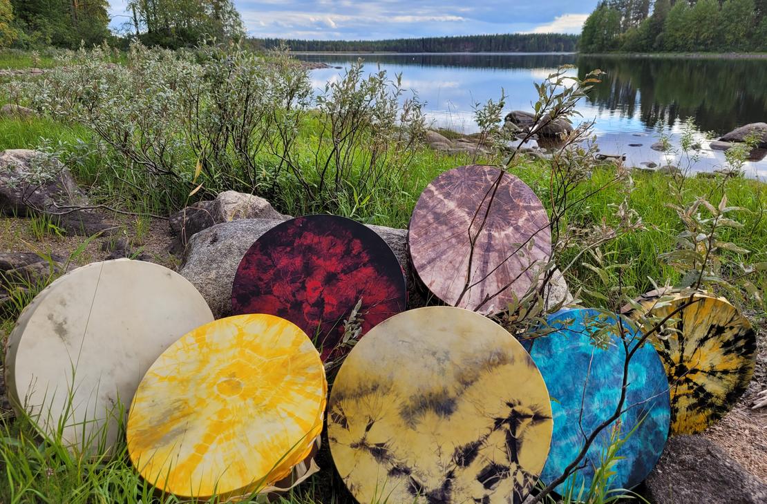 Jänissaaressa syntyneitä rumpuja rantakivillä.