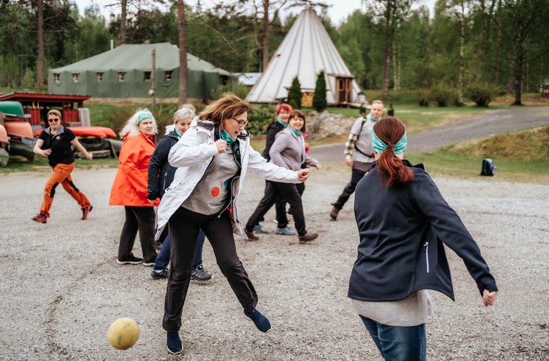 Suunnistusseikkailu on hyvä aloittaa lämmittelyllä.