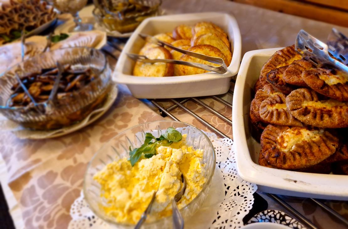 Piirakoita ja vatruskoita munavoin kera tarjolla Mantan Majatalon noutopöydässä.