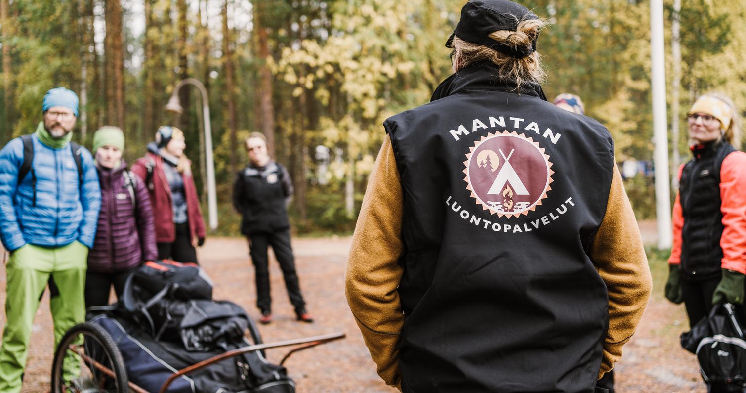 Ryhm&auml; kuulolla Petkelj&auml;rven kansallispuitossa