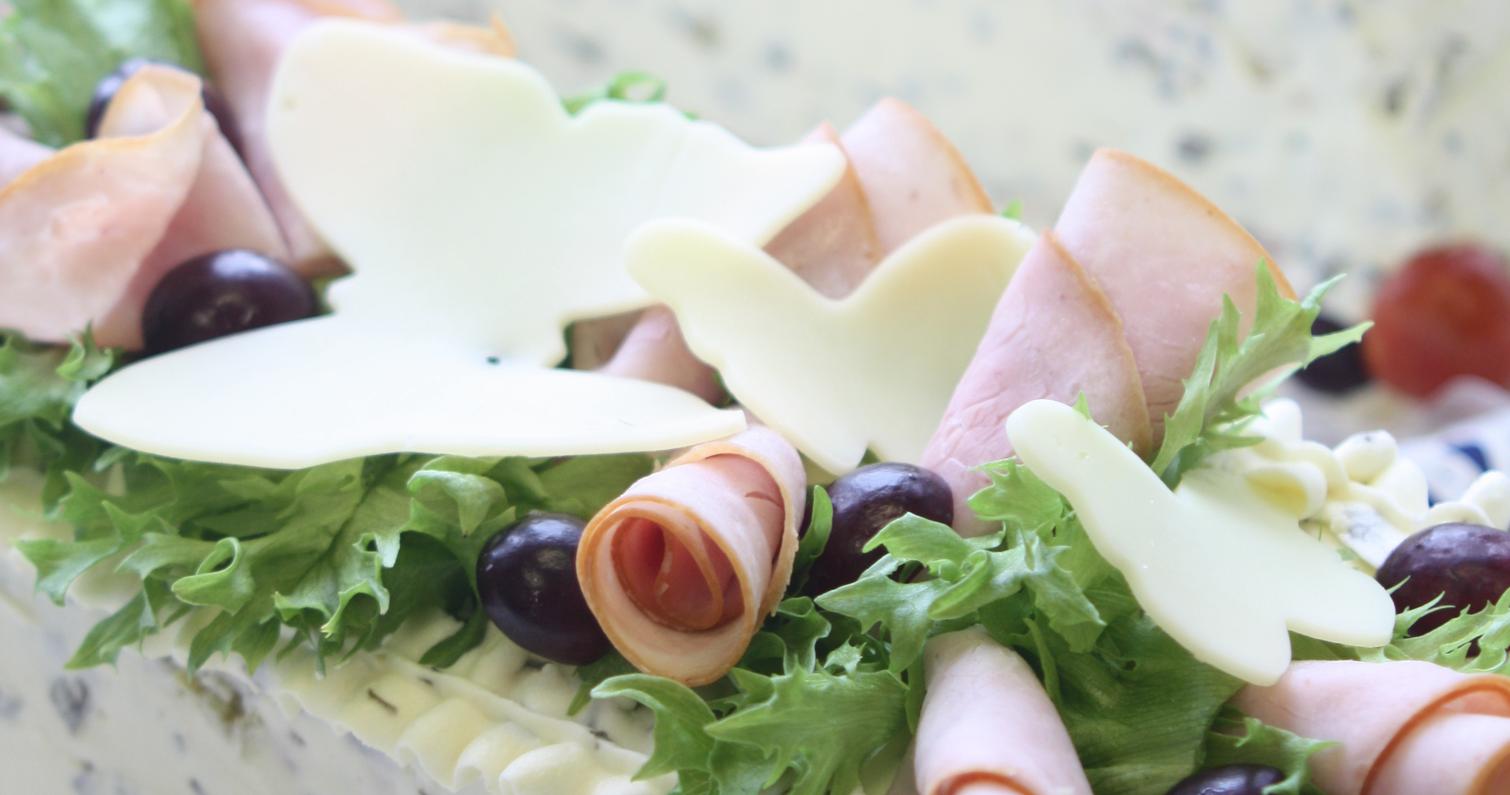 Perhosia voileip&auml;kakussa