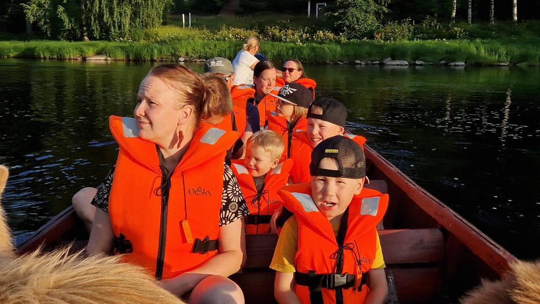 Retkel&auml;iset valmiina jokiveneretkelle.