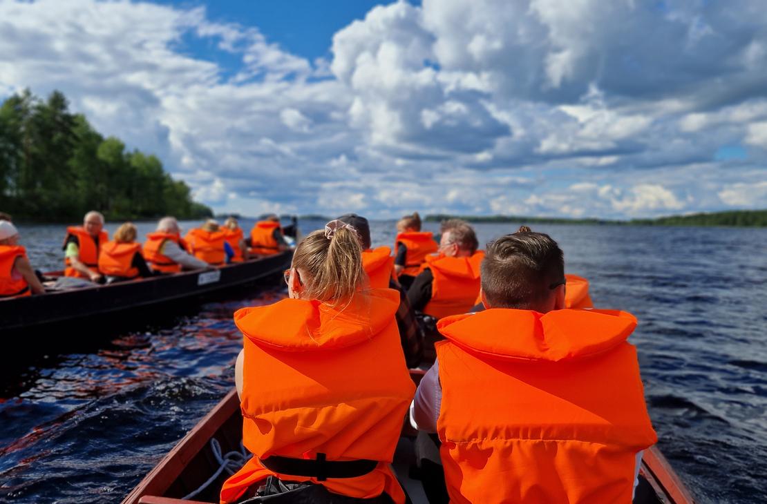 Jokiveneretkeläiset veneessä Koitajoella.