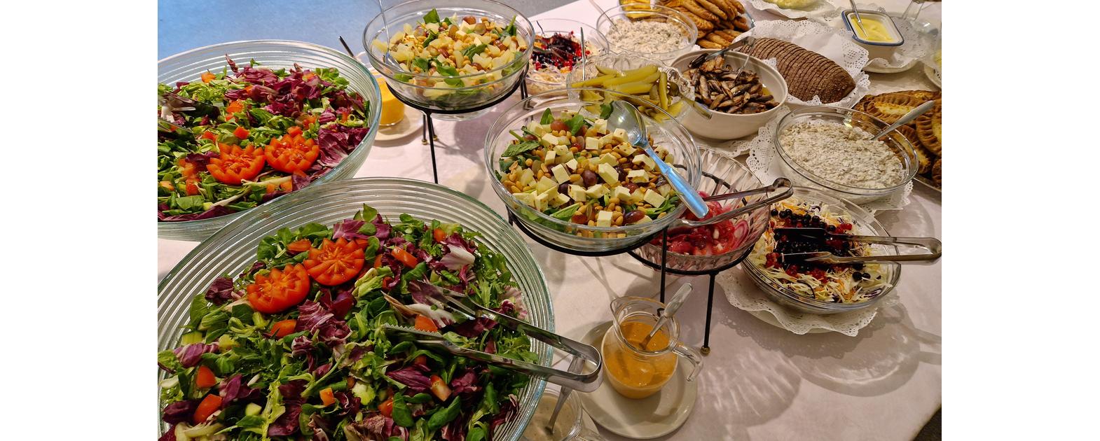 Juhannusmenu katetaan noutopöytään.