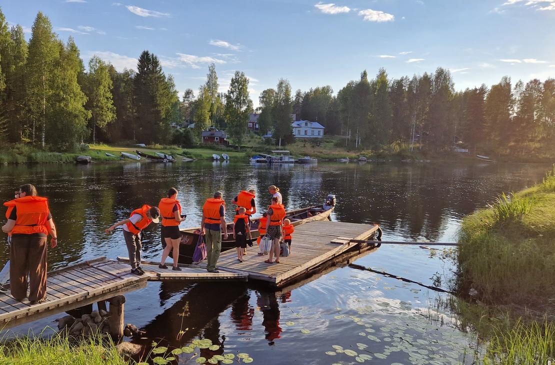 Retkel&auml;iset l&auml;hd&ouml;ss&auml; M&ouml;hk&ouml;st&auml; kohti Nuoraj&auml;rven J&auml;nissaarta.