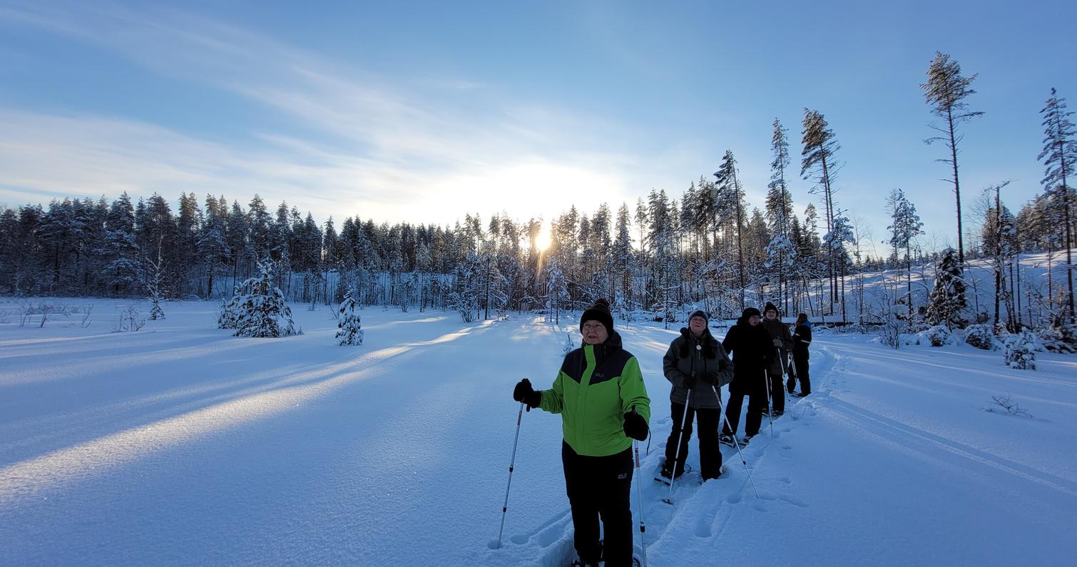 Lumikenkäretkeilijöitä Ilomantsin Möhkössä.