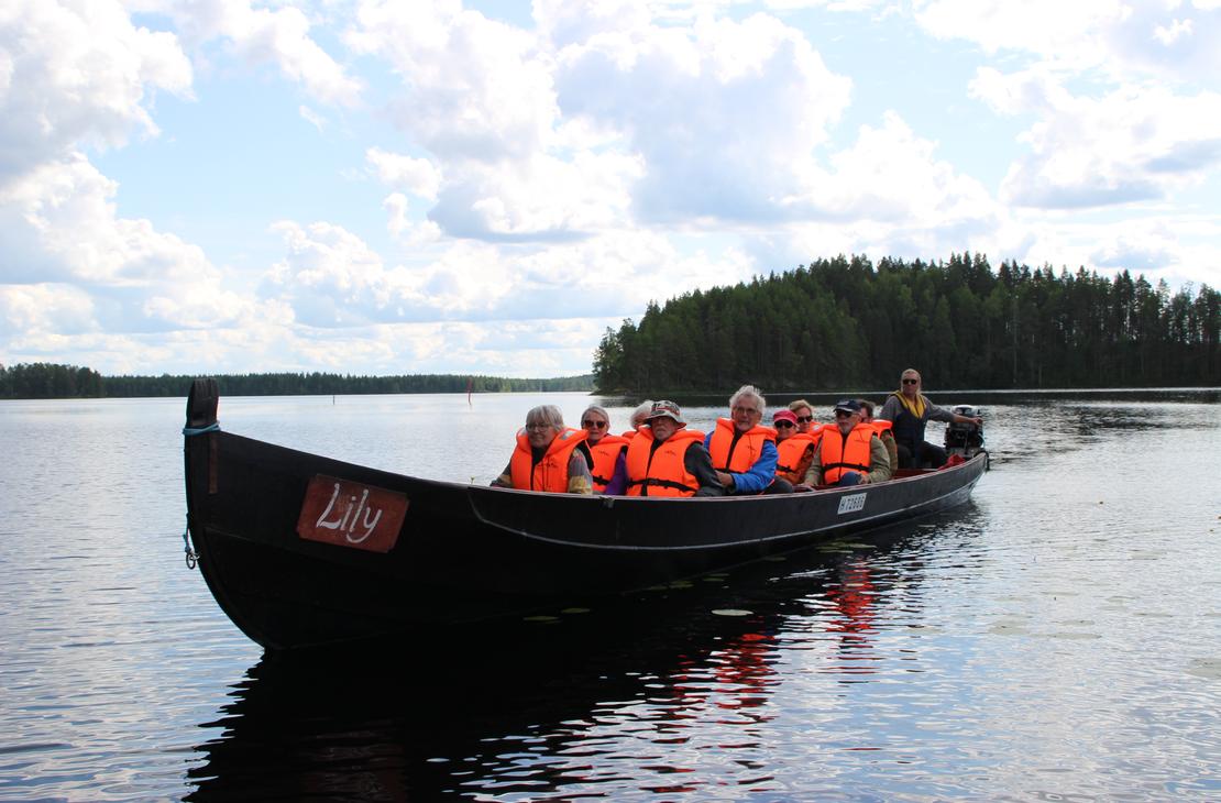 Mantan Luontopalveluiden jokiveneretkel&auml;iset Petkelj&auml;rvell&auml;.