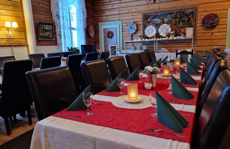 Jouluisia herkkuja Mantan Majatalon noutopöydässä