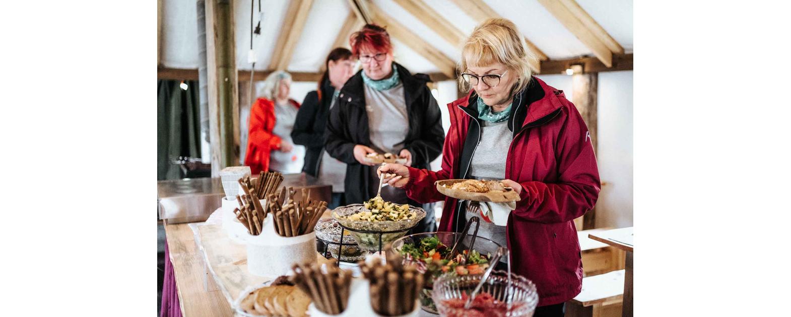 Ruokailujoita Mantan Majatalon pihateltassa