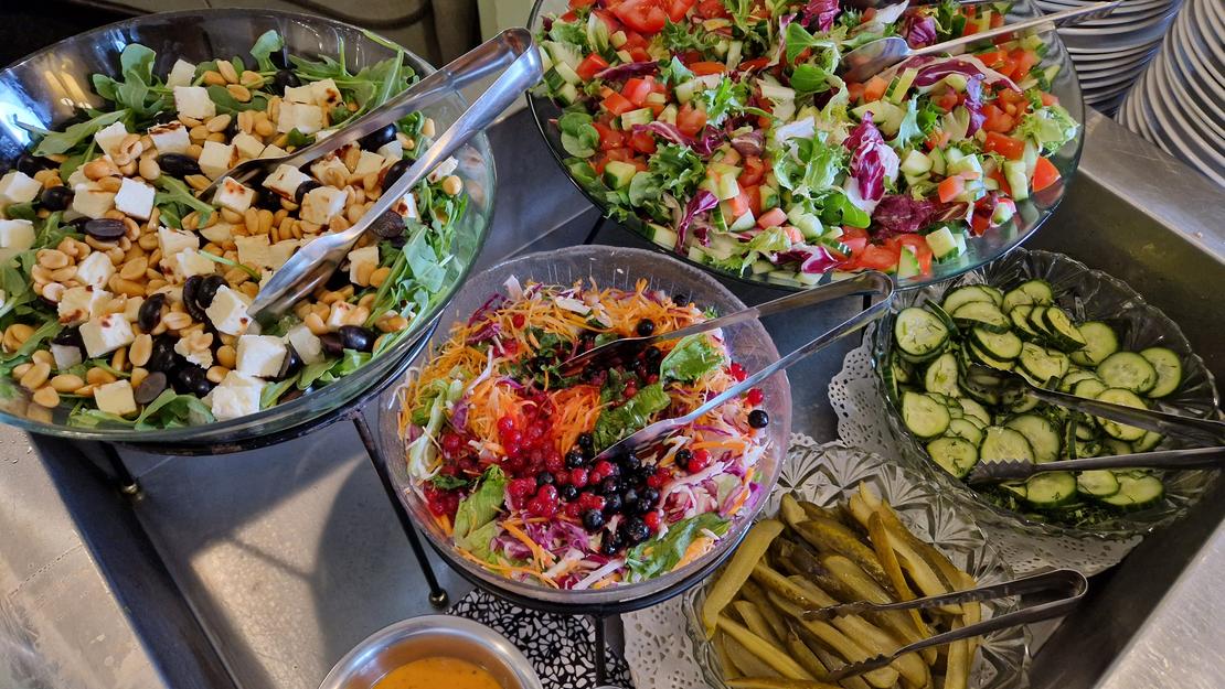 Salaattien runsautta Mantan Majatalon noutop&ouml;yd&auml;ss&auml;.