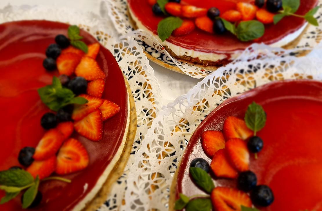 Mansikkajuustokakkuja