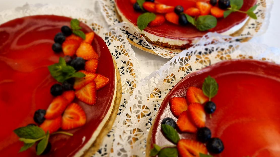 Mansikkajuustokakkuja