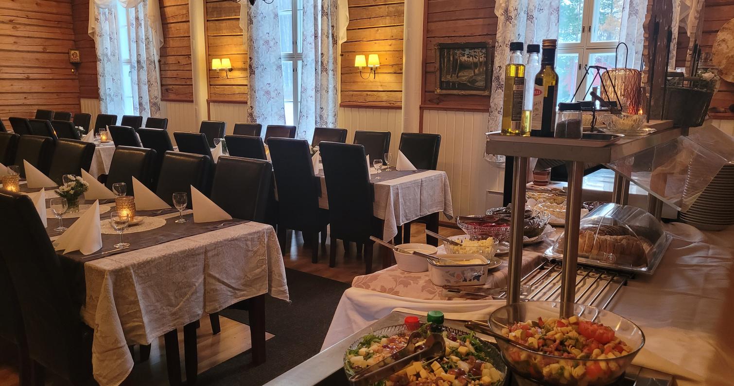 Juhlakattausta Mantan Majatalolla.