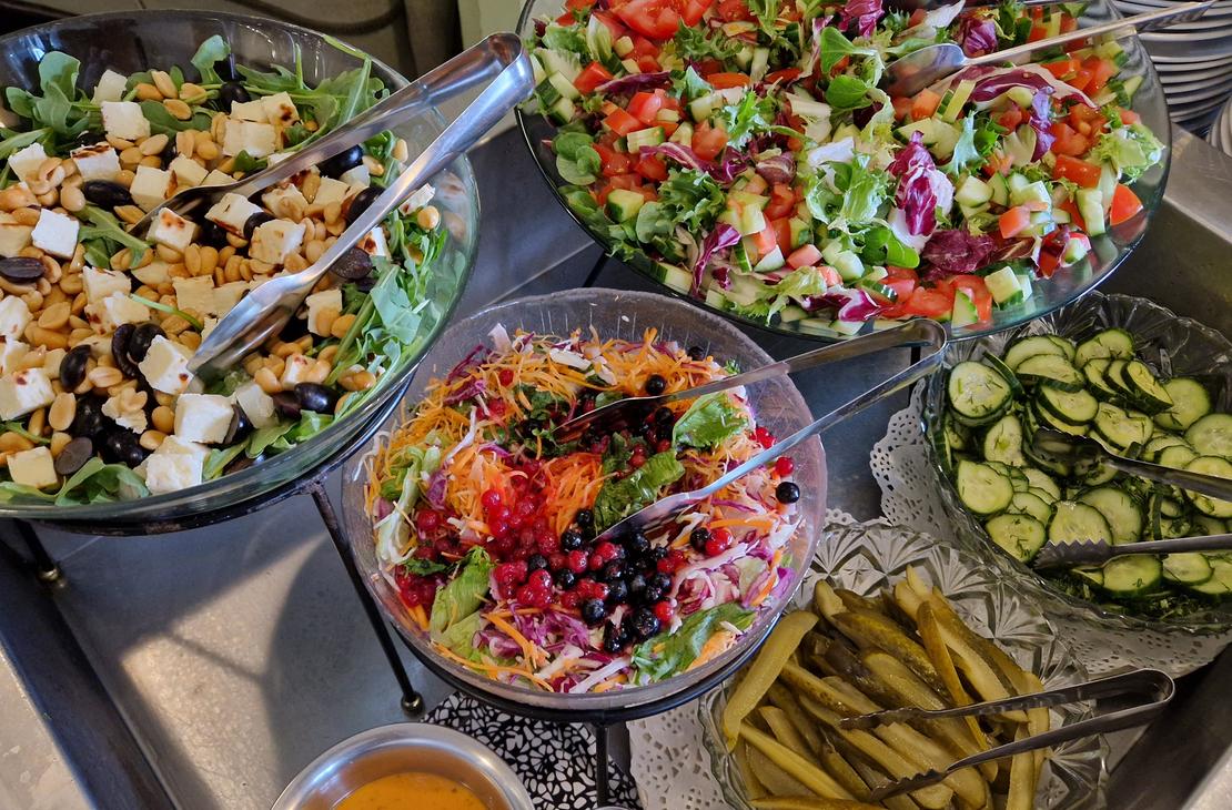 Salaattien runsautta Mantan Majatalon noutop&ouml;yd&auml;ss&auml;.