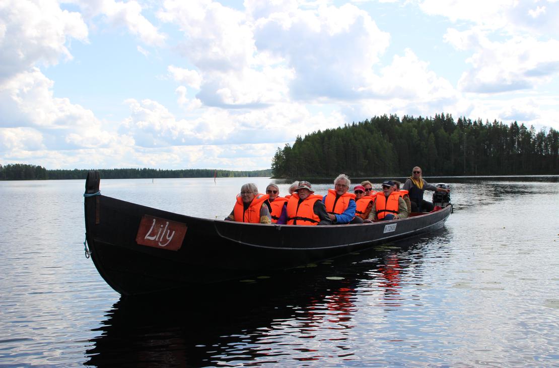 Mantan Luontopalveluiden jokiveneretkeläiset Petkeljärvellä.
