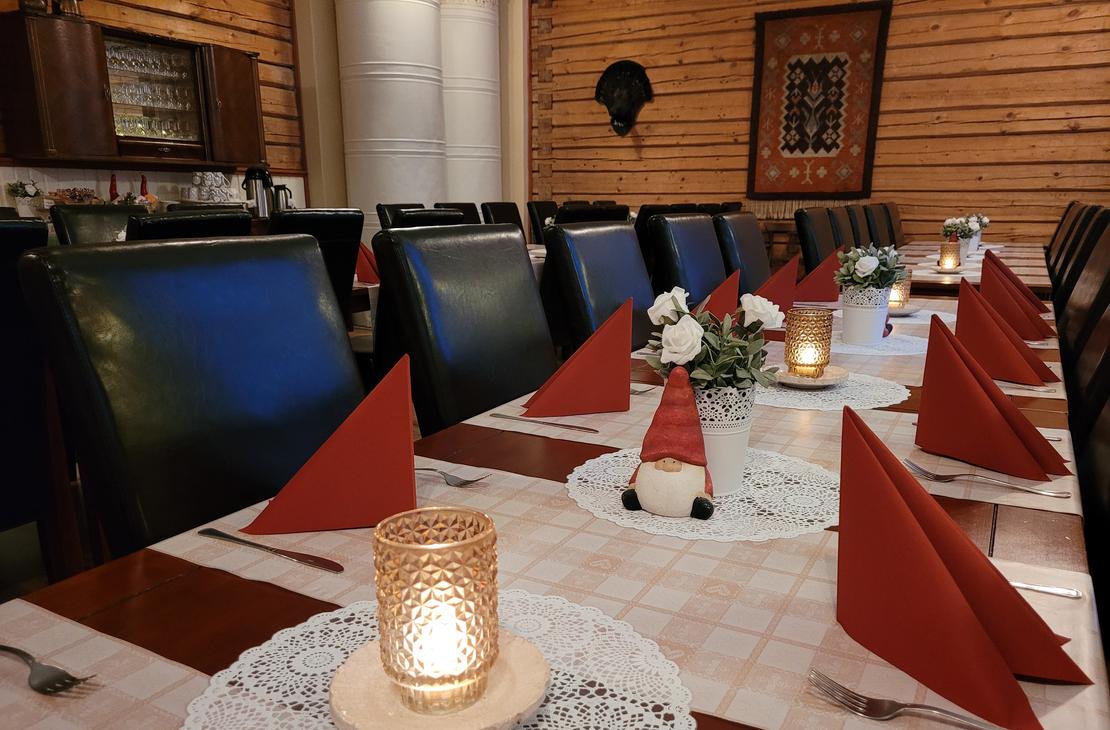 Mantan Majatalon Lanssi-sali on tunnelmallinen juhlatila.