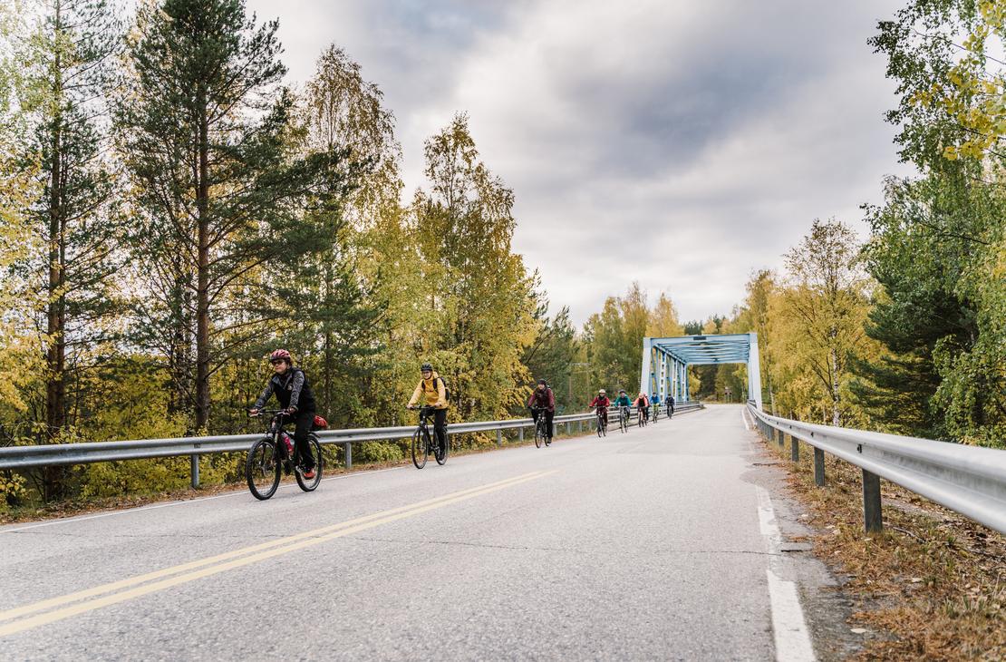 Pyöräilijöitä Oinassalmella