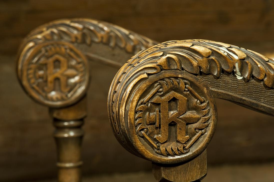 Rajakenraalin tunnus tuolin k&auml;sinojassa