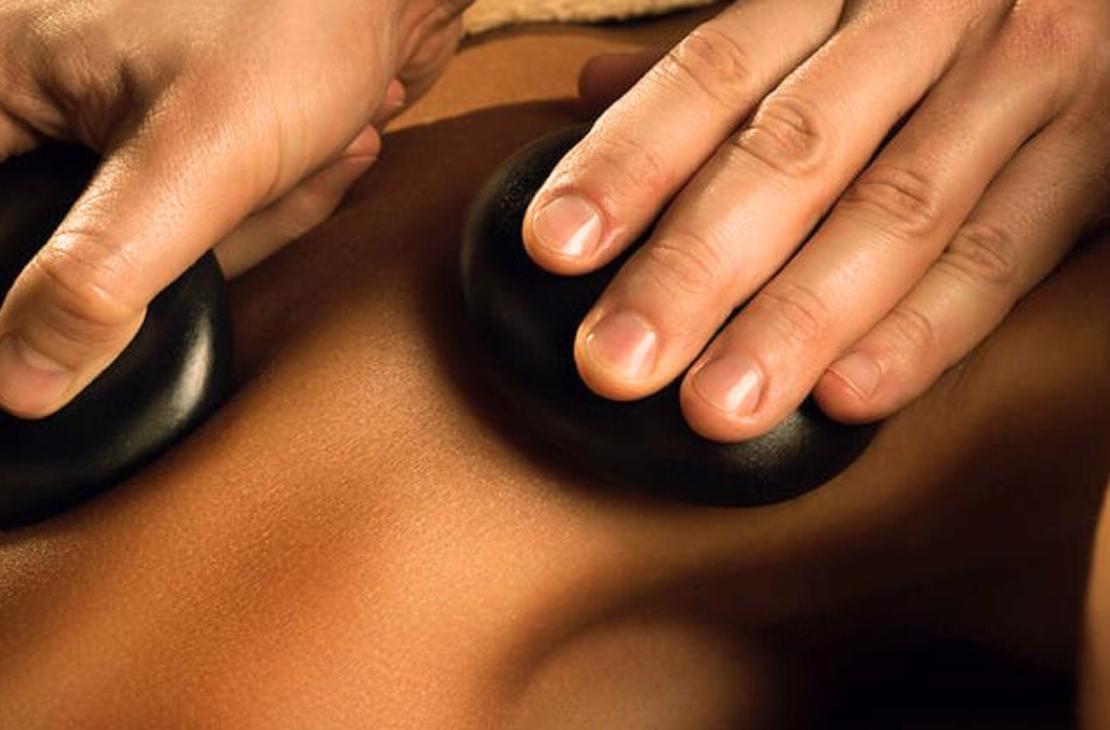 Kuumakivihieronta on rentouttava hoitomuoto, jossa lihaksia ja kehoa hierontaan lämmitetyillä kivillä.