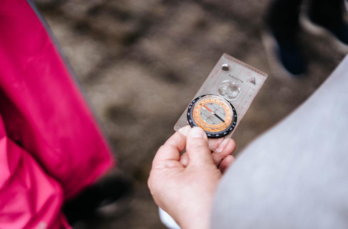 Suunnistuksessa tarvitaan kompassia, tietenkin.