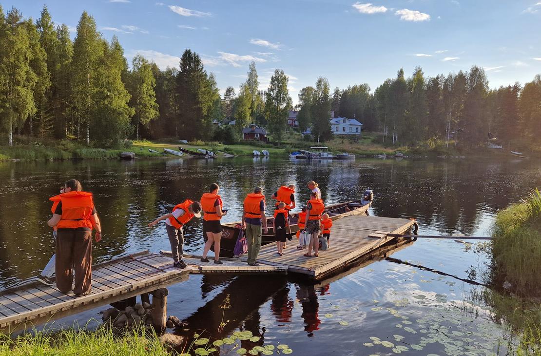Retkel&auml;iset l&auml;hd&ouml;ss&auml; M&ouml;hk&ouml;st&auml; kohti Nuoraj&auml;rven J&auml;nissaarta.