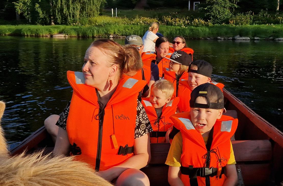 Retkeläiset valmiina jokiveneretkelle.