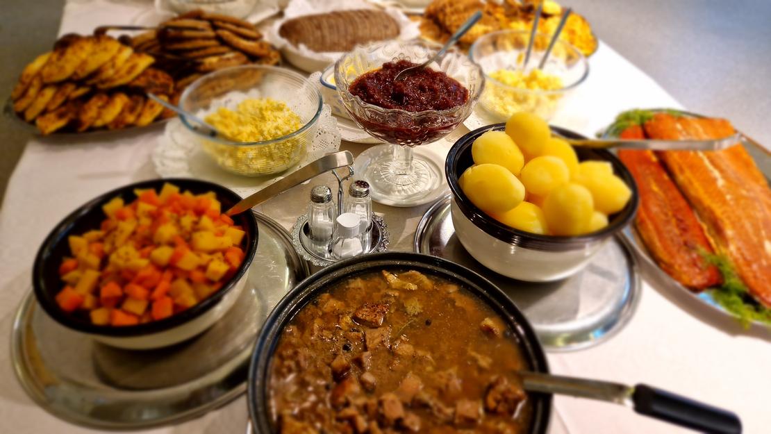 Noutopöydästä jokainen voi valita mieleistään syötävää.