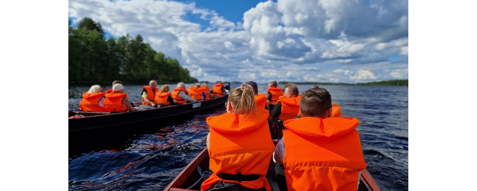 Jokiveneretkeläiset matkalla kohti Jänissaarta