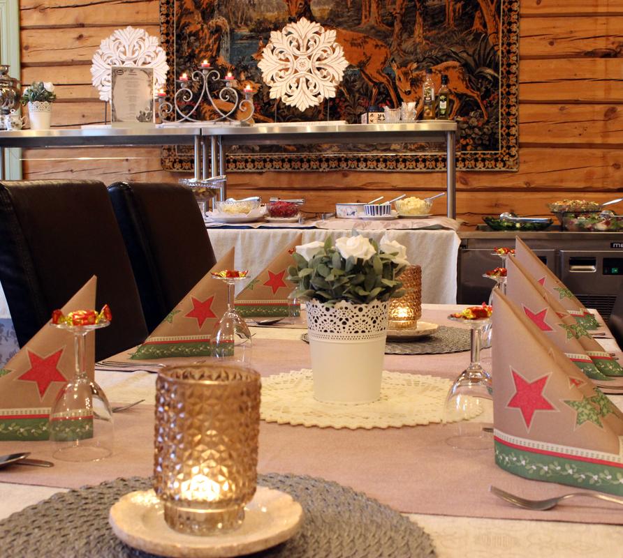 Jouluinen kattaus Mantan Majatalon Lanssi-salissa