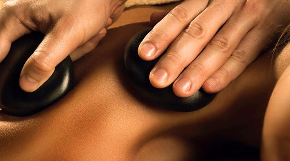 Kuumakivihieronta on rentouttava hoitomuoto, jossa lihaksia ja kehoa hierontaan l&auml;mmitetyill&auml; kivill&auml;.