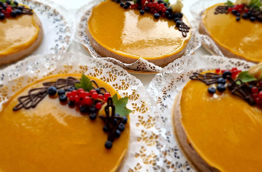 Suklainen mangojuustokakku