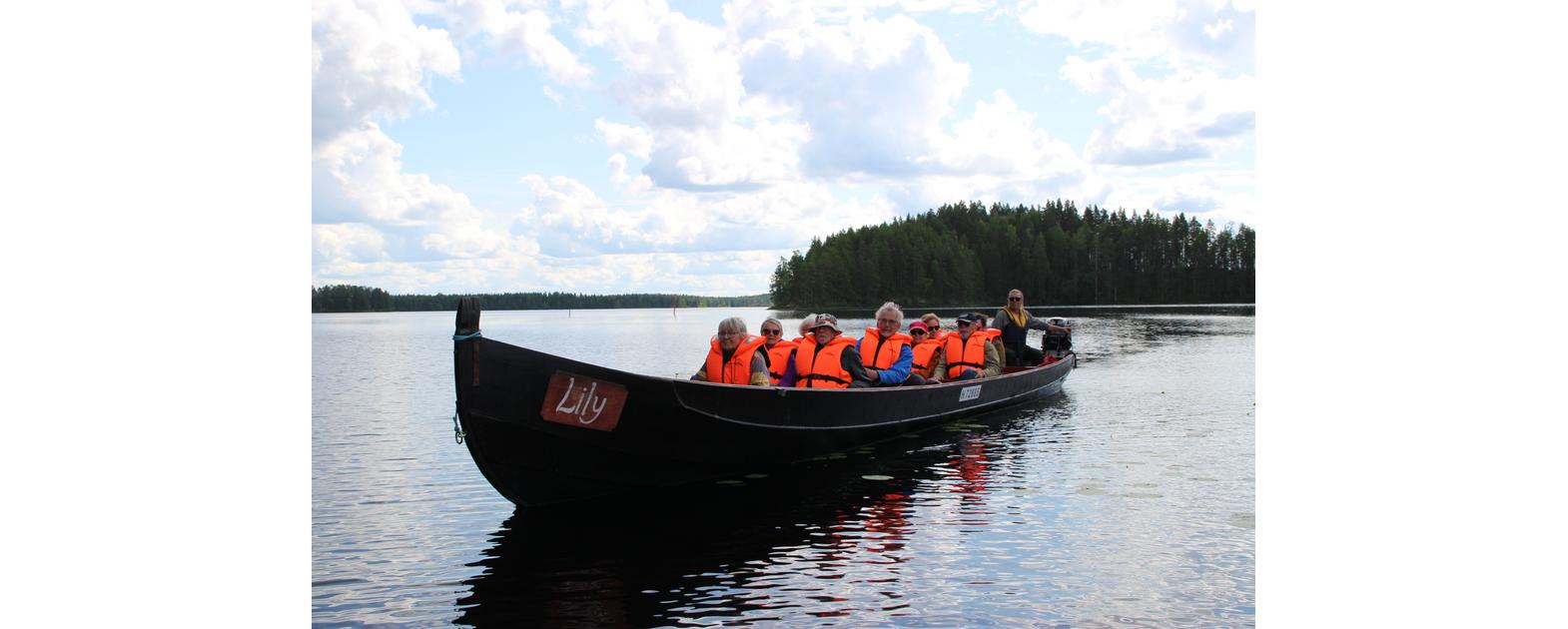 Jokivenevuoro rantautumassa Petkeljärvelle.
