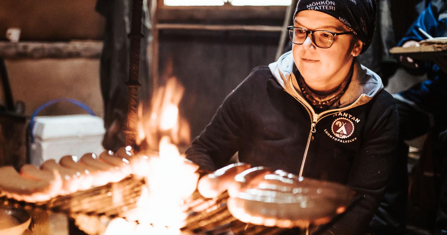 Makkaranpaistoa nuotiolla