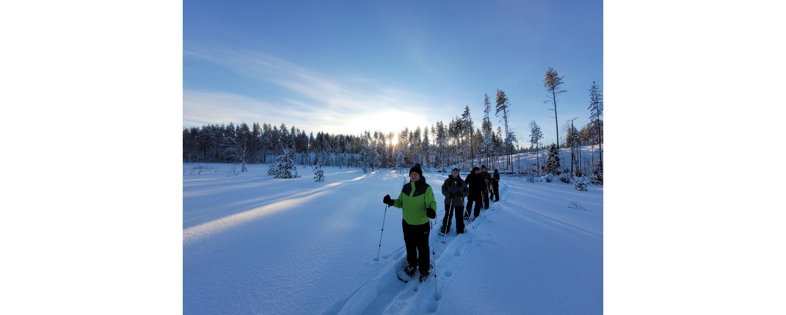 Lumikenkäretkeläisiä Möhkössä