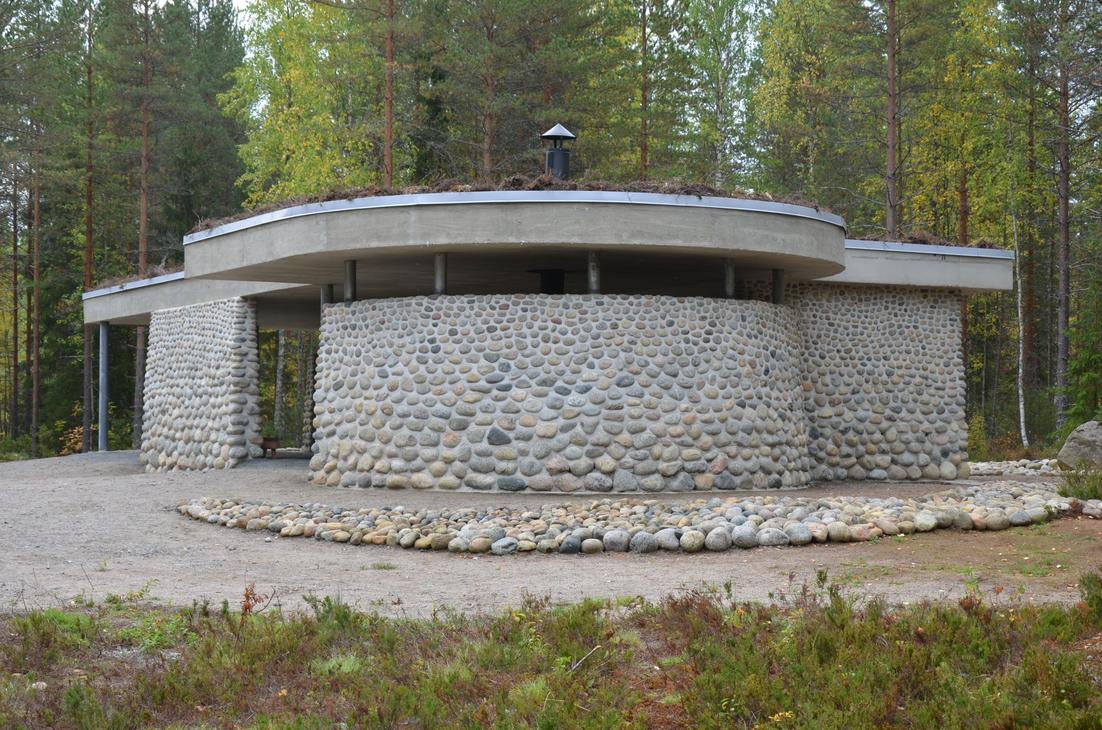 &Ouml;ykk&ouml;senvaaran n&auml;yttelypaviljonki on samalla massiivinen muistomerkki.