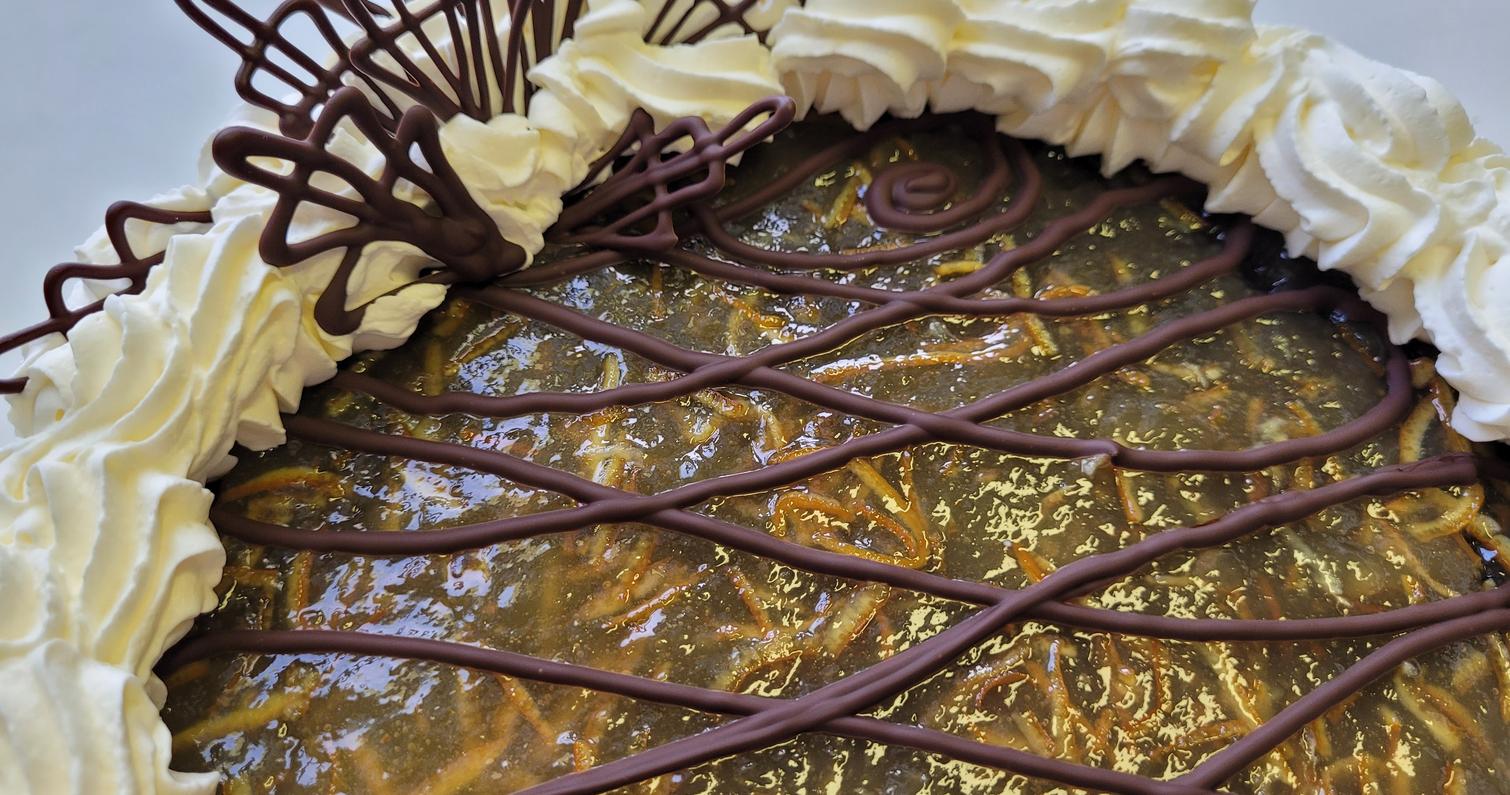 Kermainen appelsiini-suklaa kakku.