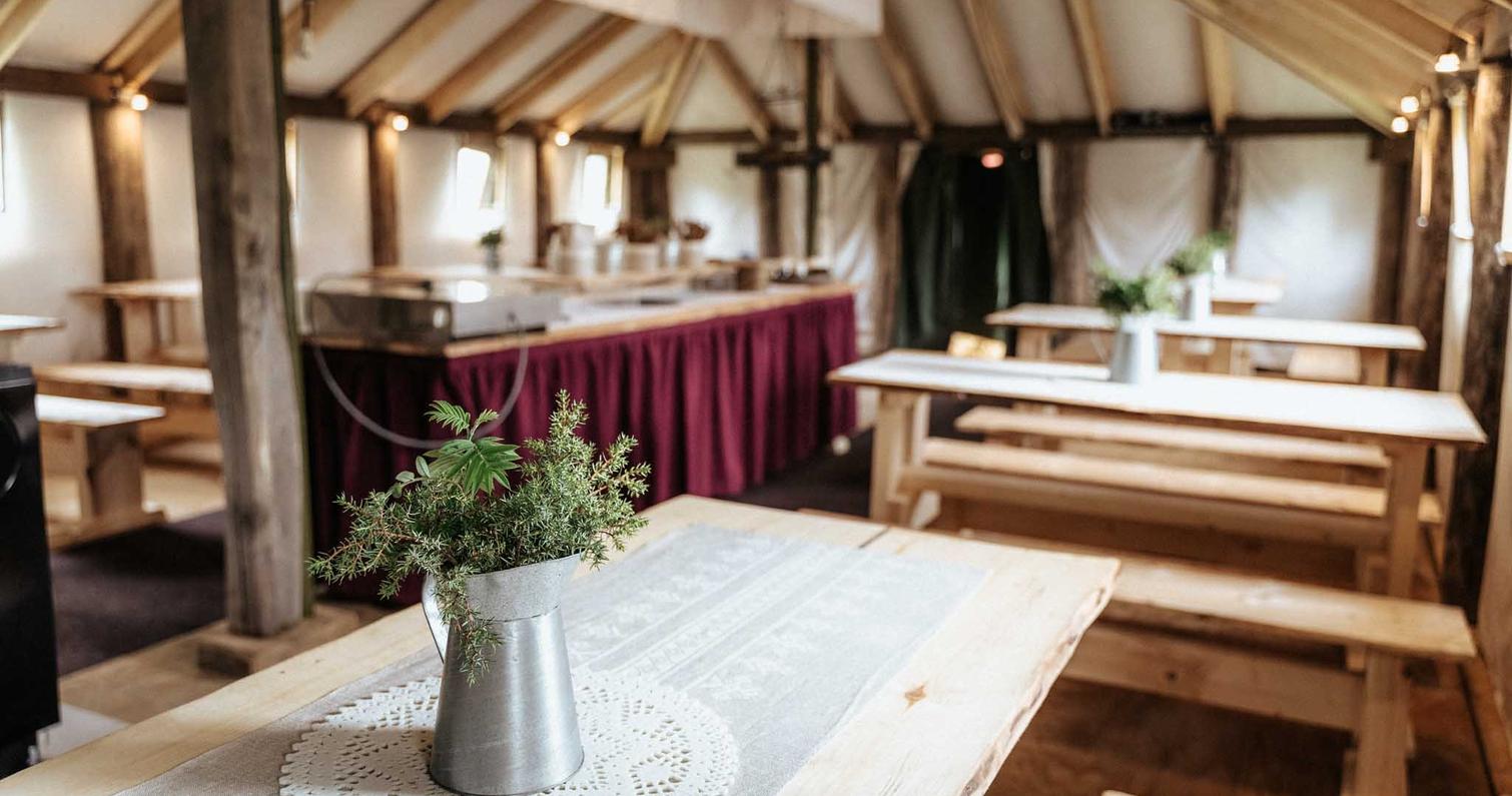 Mantan Majatalon piha-alueen juhlateltta tarjoaa mukavaa lis&auml;tilaa.