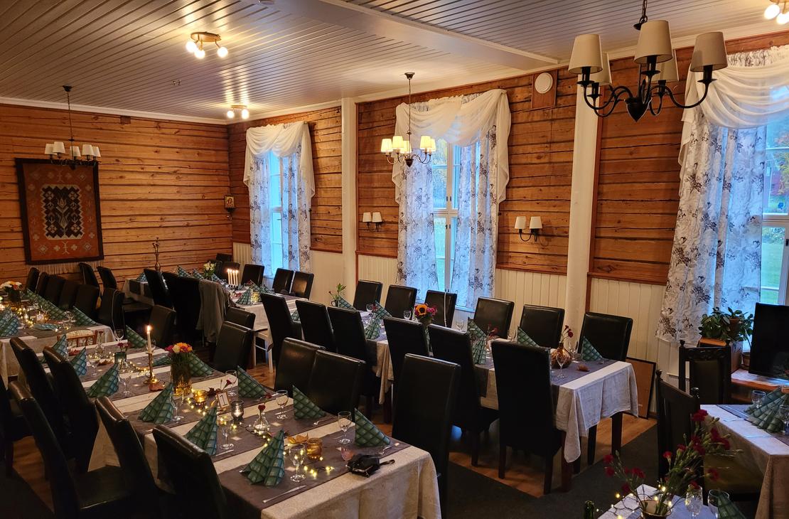 Mantan Majatalon Lanssi-sali juhlakattauksessa