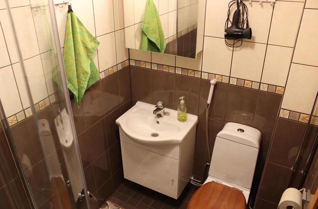 Kaplas-huoneiston kylpyhuone