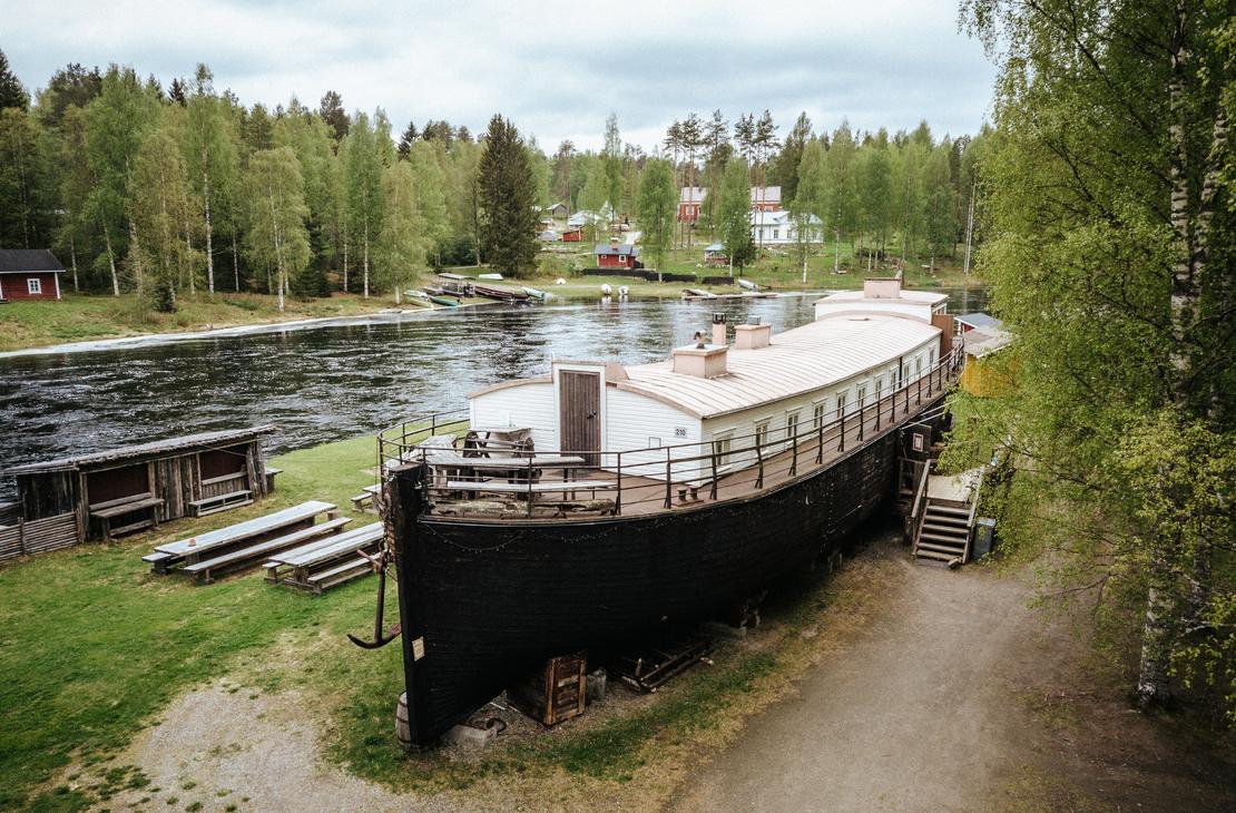 M&ouml;hk&ouml;n Manta on vanha asuntoproomu