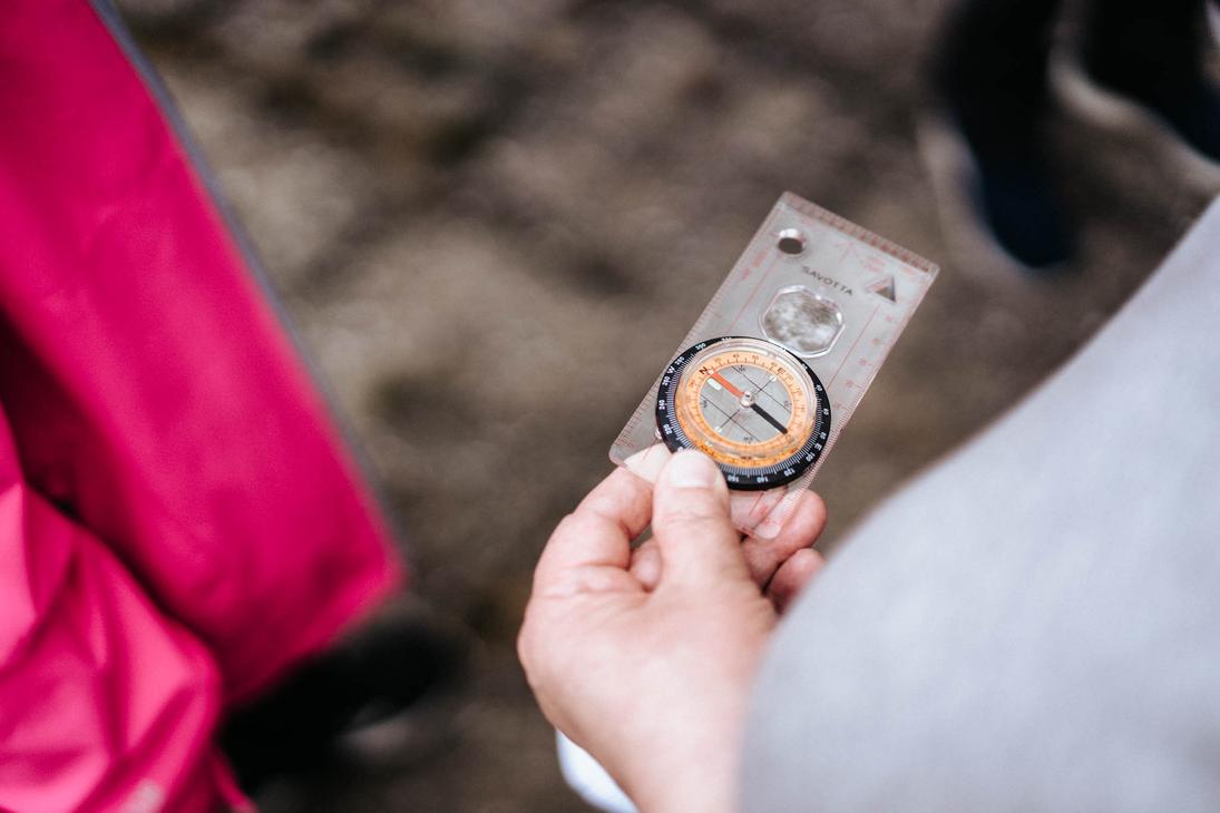 Suunnistuksessa tarvitaan kompassia, tietenkin.