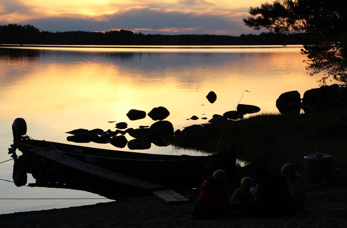 Jokivene auringonlaskun aikaan