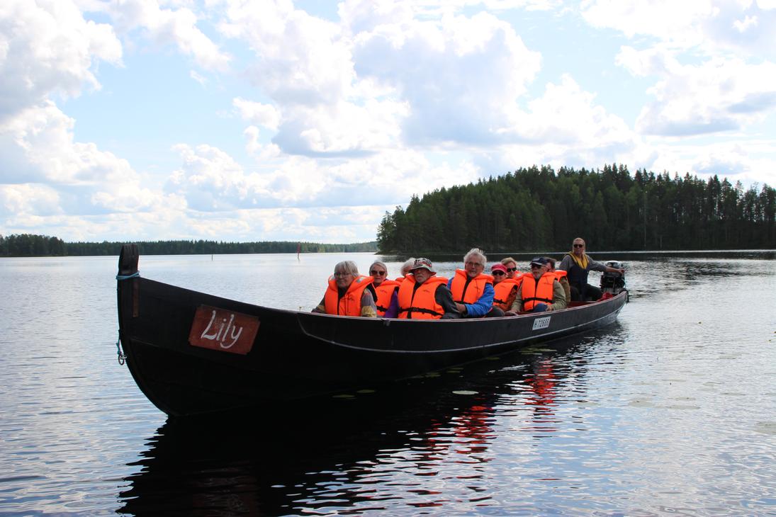 Mantan Luontopalveluiden jokiveneretkeläiset Petkeljärvellä.