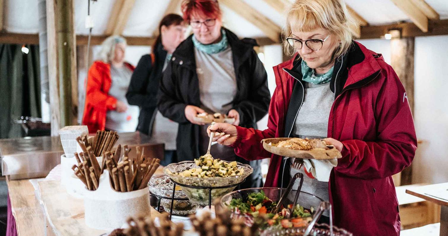 Ruokailijoita Mantan Majatalon Juhlateltassa.