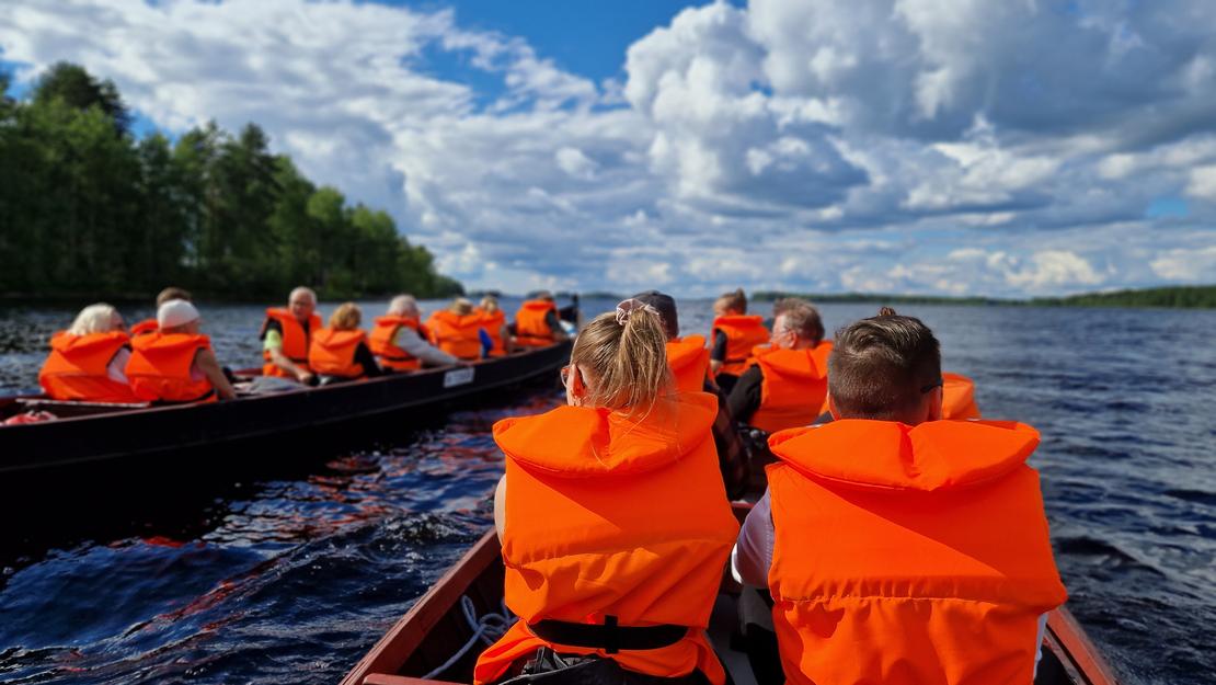 Jokiveneretkel&auml;iset veneess&auml; Koitajoella.