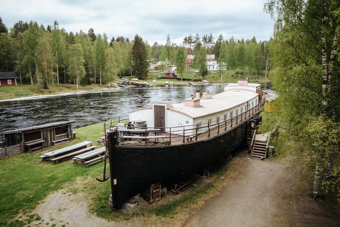 M&ouml;hk&ouml;n Manta on vanha asuntoproomu