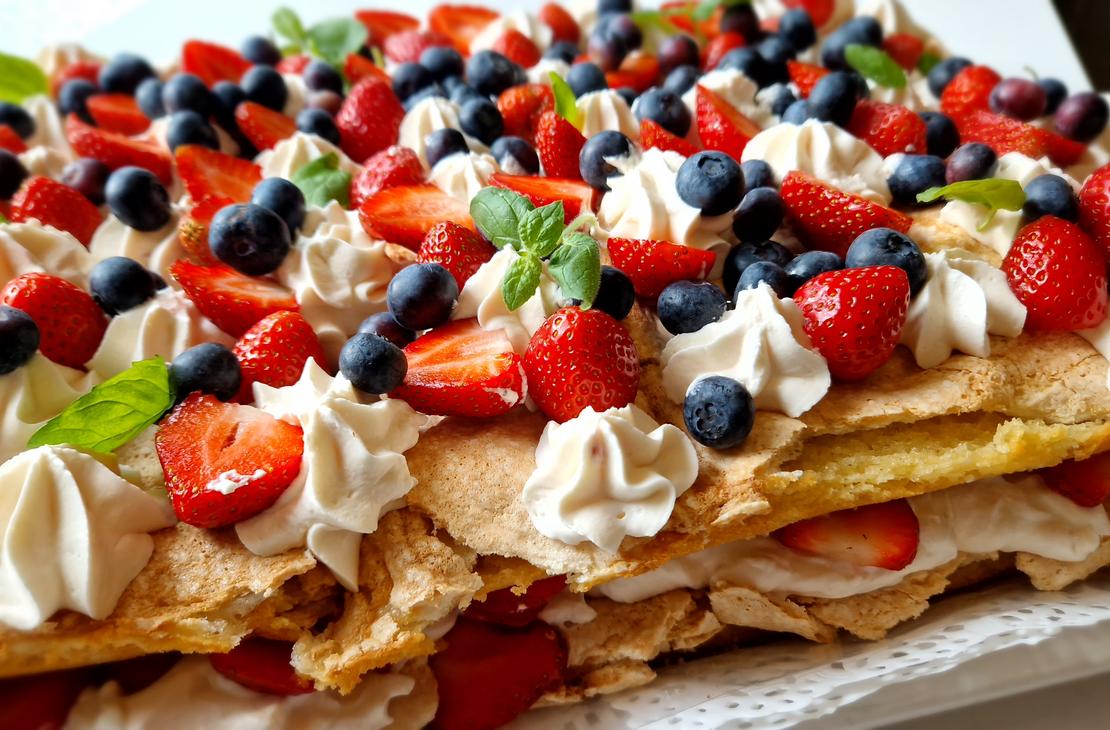 Mansikka-britakakku.