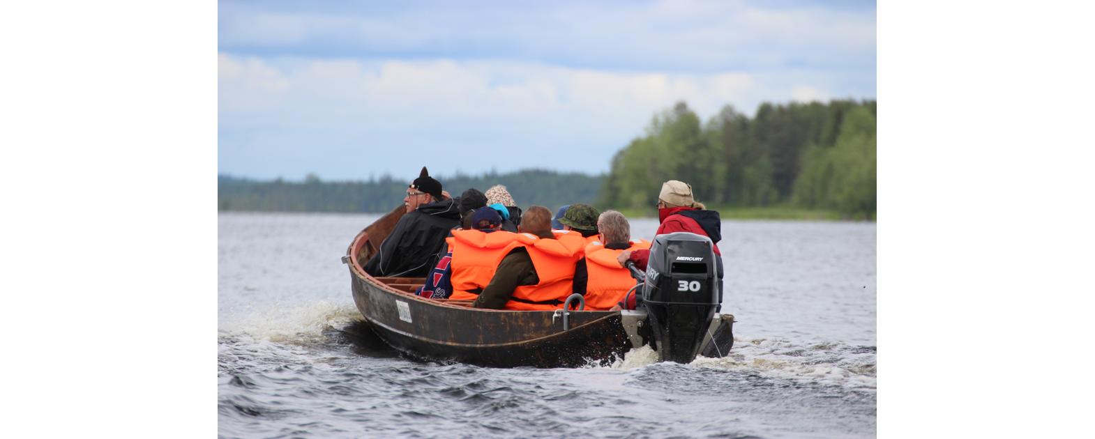 Jokiveneellä matka taittuu turvallisesti.
